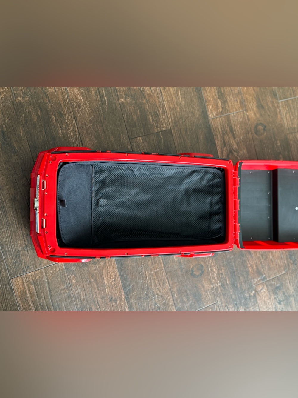 Mercedes-Benz G-Class Red Ride-On Suitcase - Picture 6 of 8